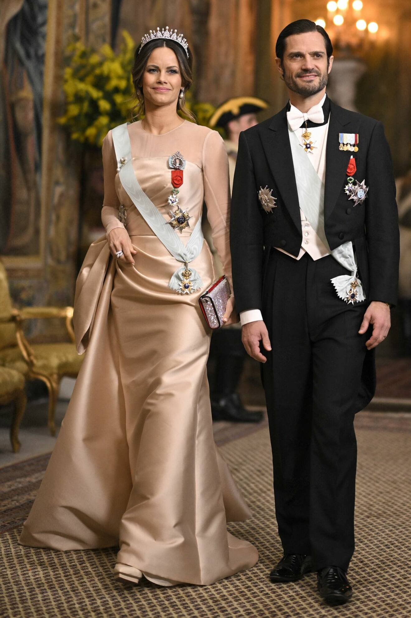 Prinsessan Sofia i guldklänning från Lars Wallin och platåskor från Charlotte Olympia, på galamiddagen för president Macron