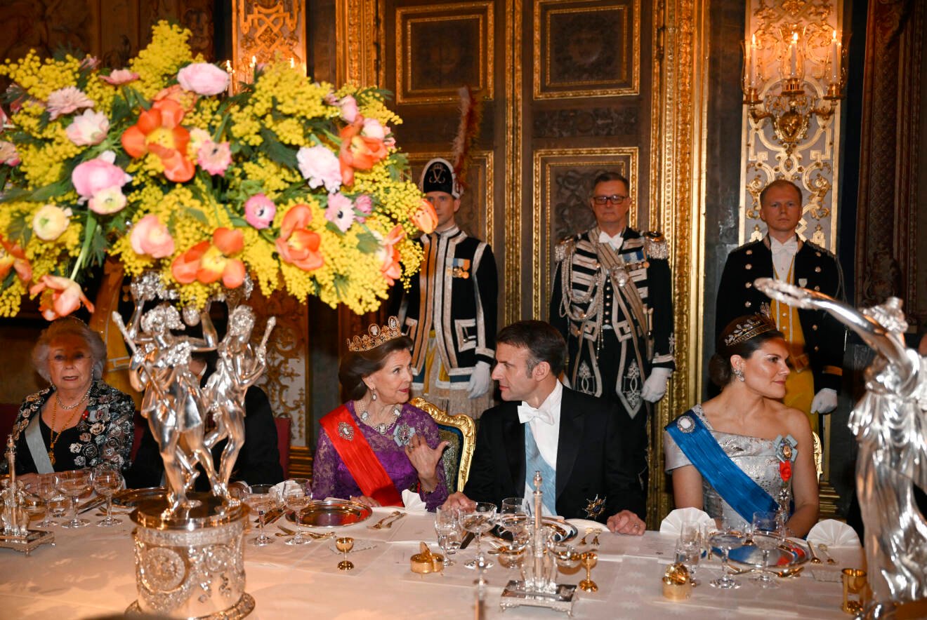 Prinsessan Christina, drottning Silvia, Frankrikes president Emmanuel Macron och kronprinsessan Victoria vid galamiddagen på Stockholms slott