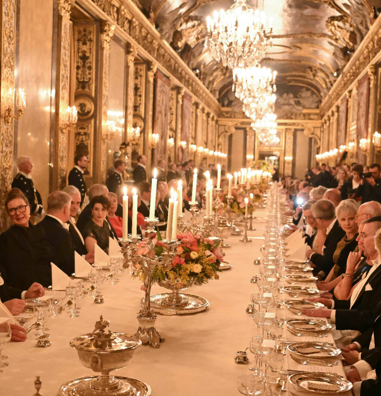 Gästerna vid galamiddagen på slottet för president Macron