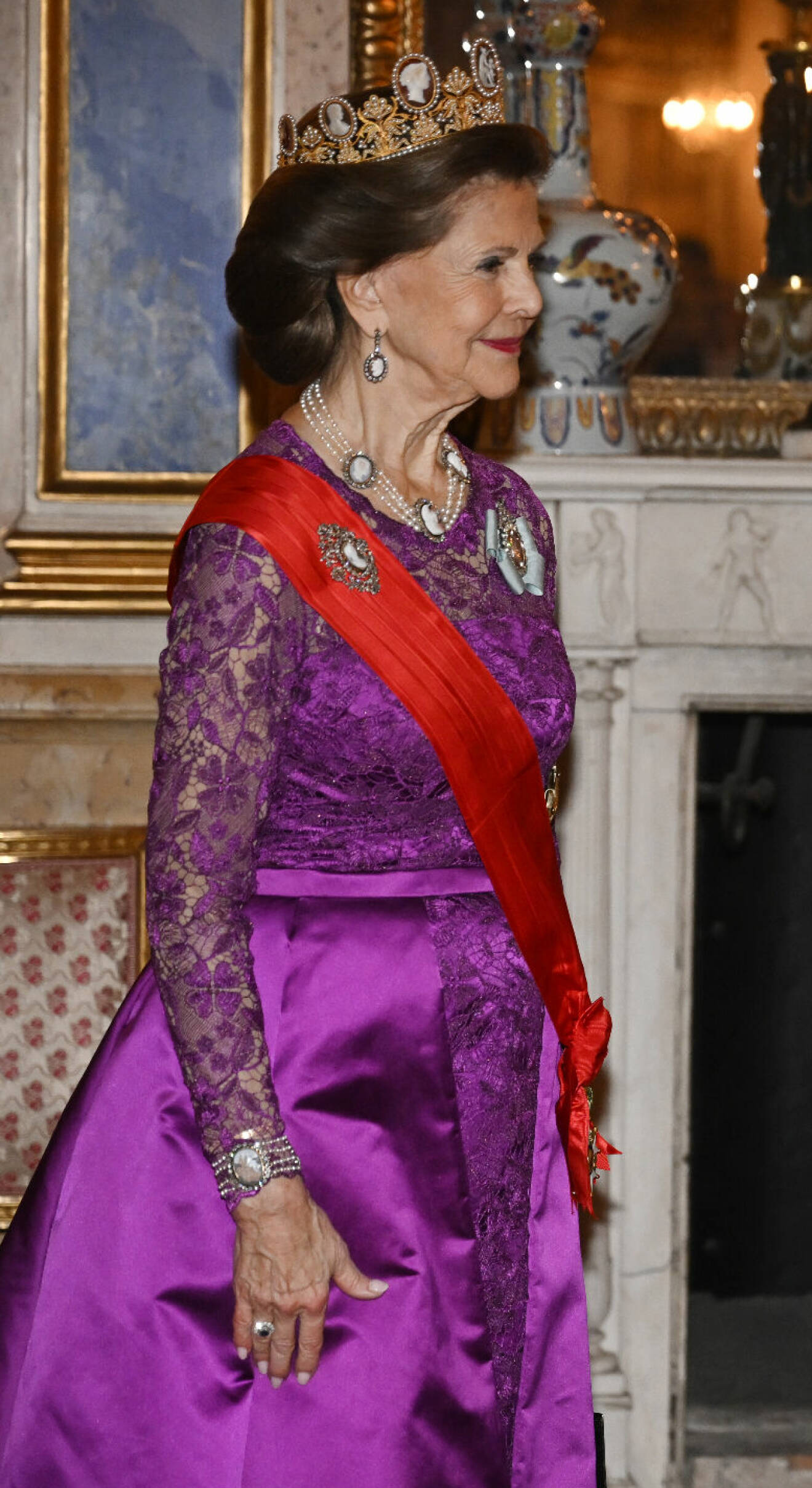 Drottning Silvia i Nobelklänningen från 2022, sydd hos en skräddare i Paris