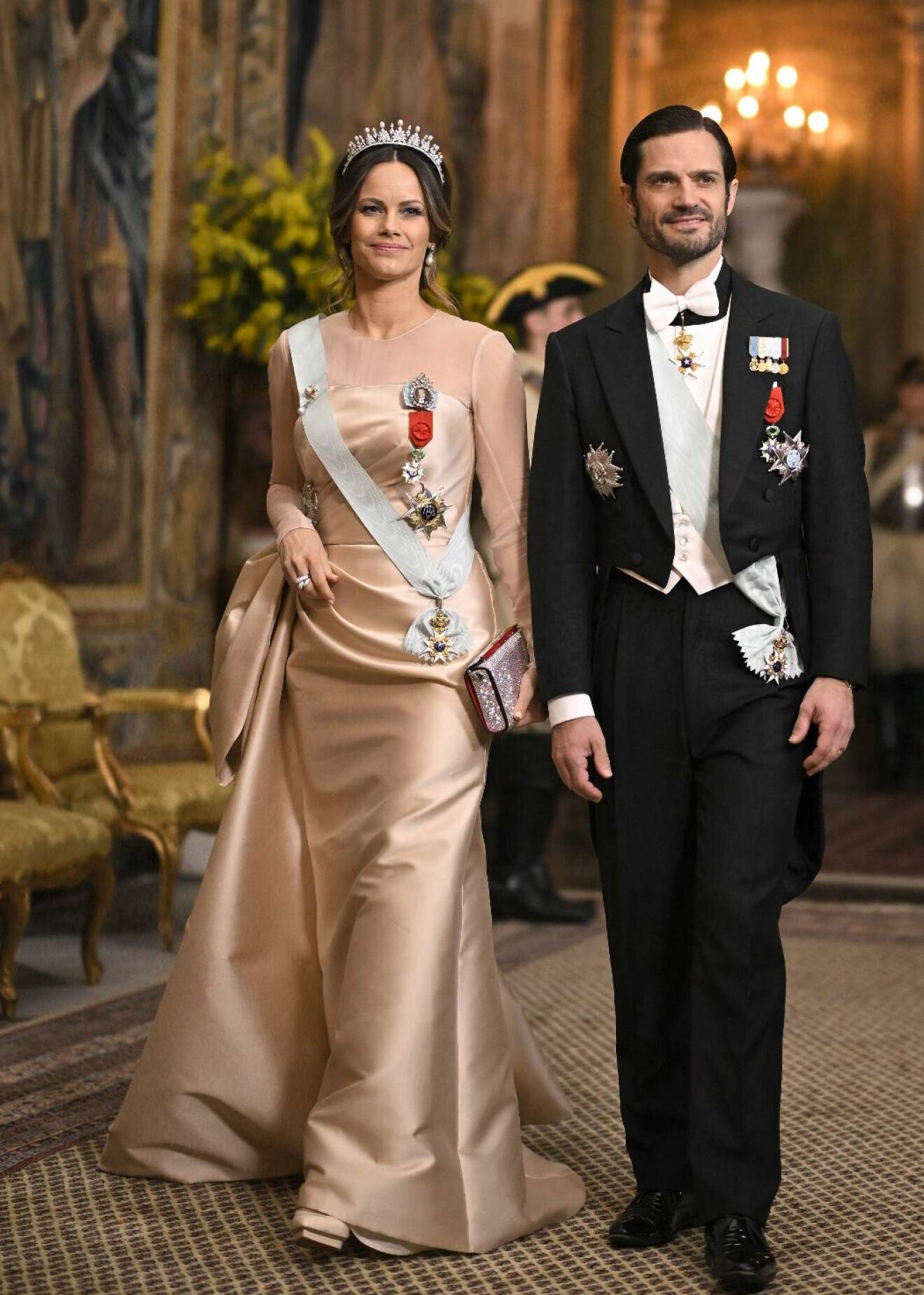 Prinsessan Sofia i guldklänning från Lars Wallin på kungens fest för president Macron