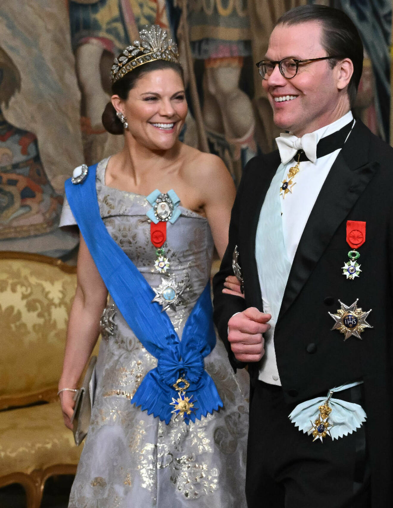 Kronprinsessan Victoria, i galaklänning från H&amp;M, med prins Daniel