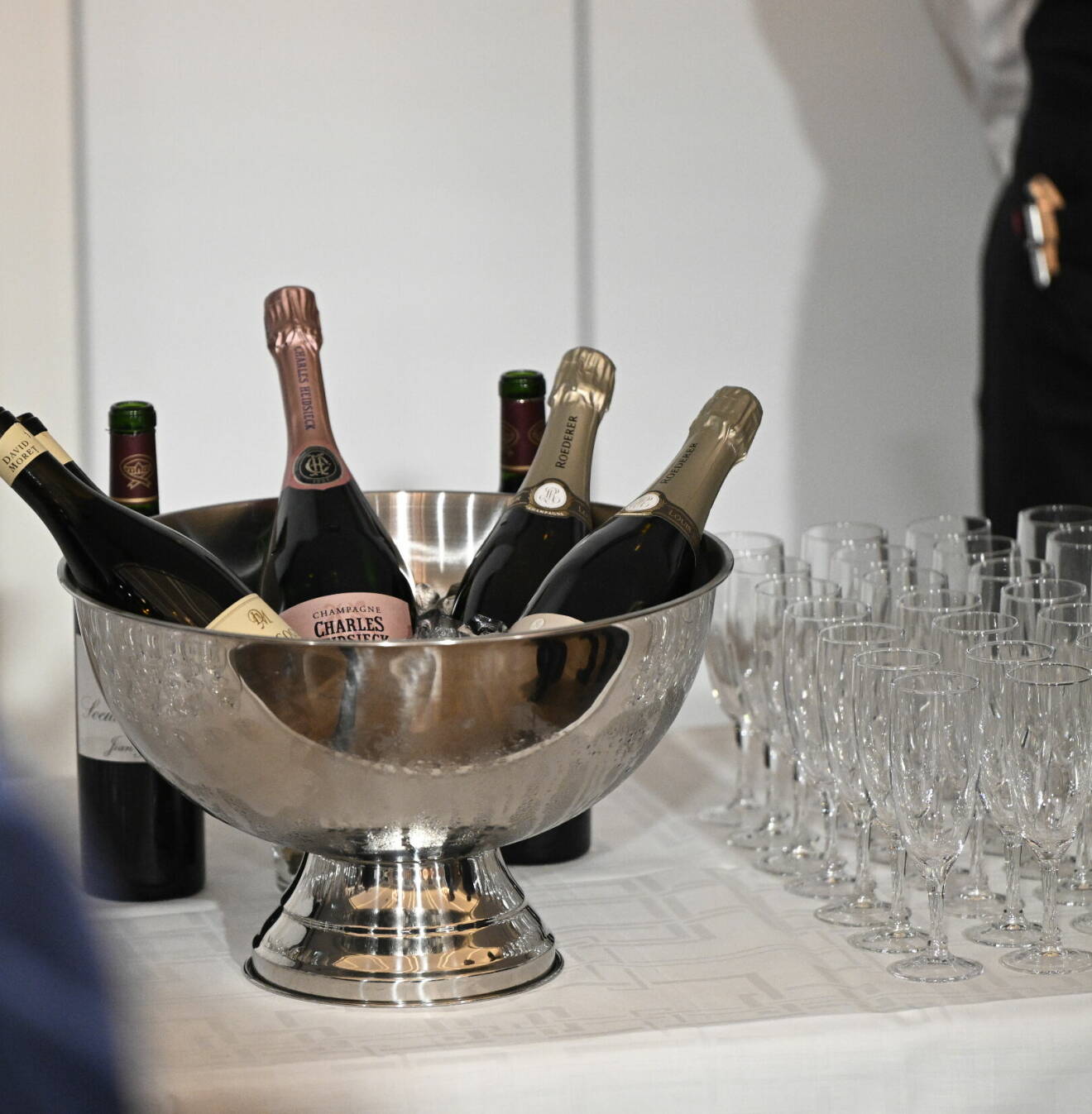 Champagne under president Macrons svarsmottagning för kungaparet