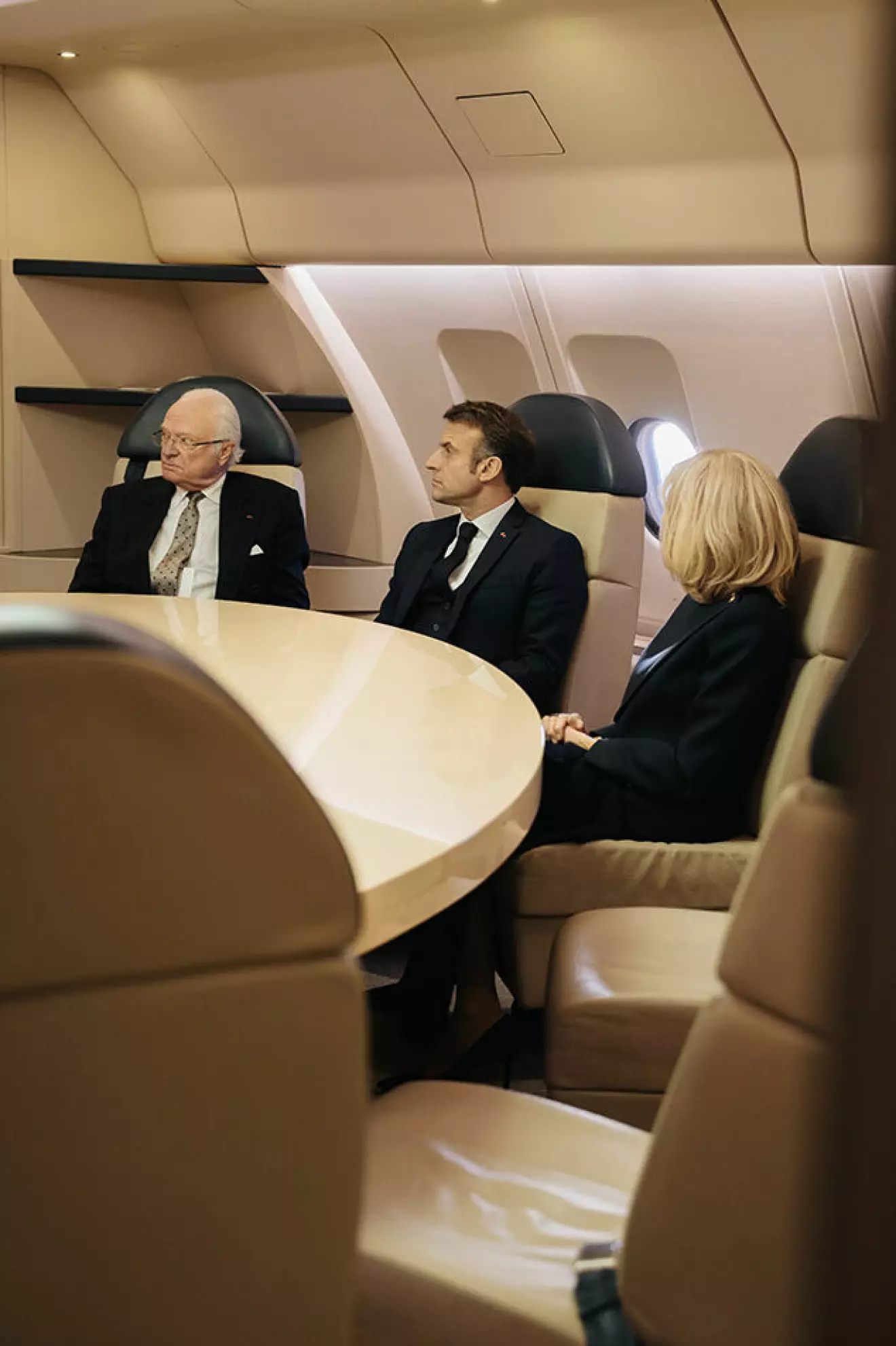 Kungen ombord på franska presidentens flygplan