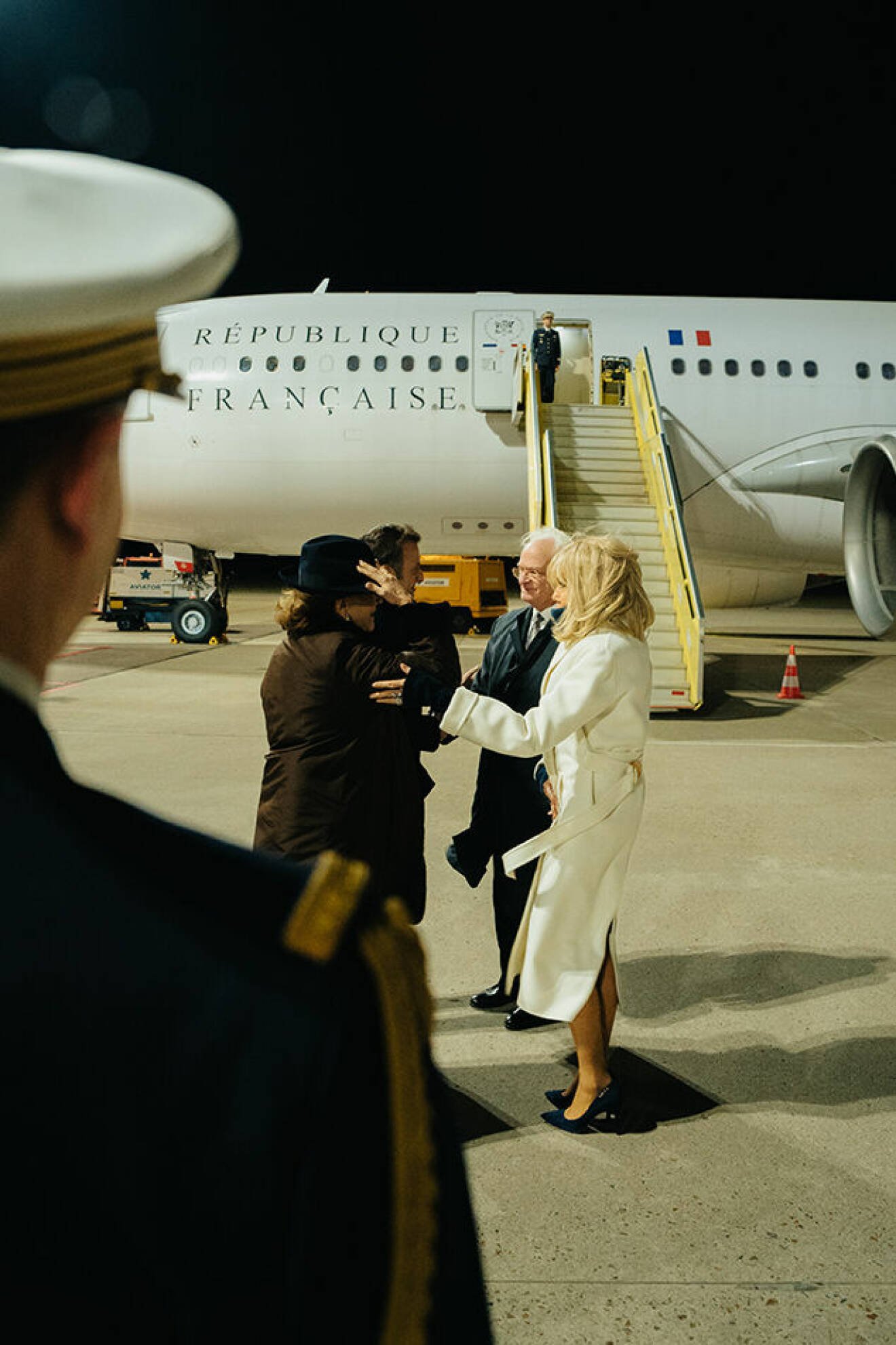 Kungaparet på Malmö Airport, tar adjö av president Macron och hans fru Brigitte
