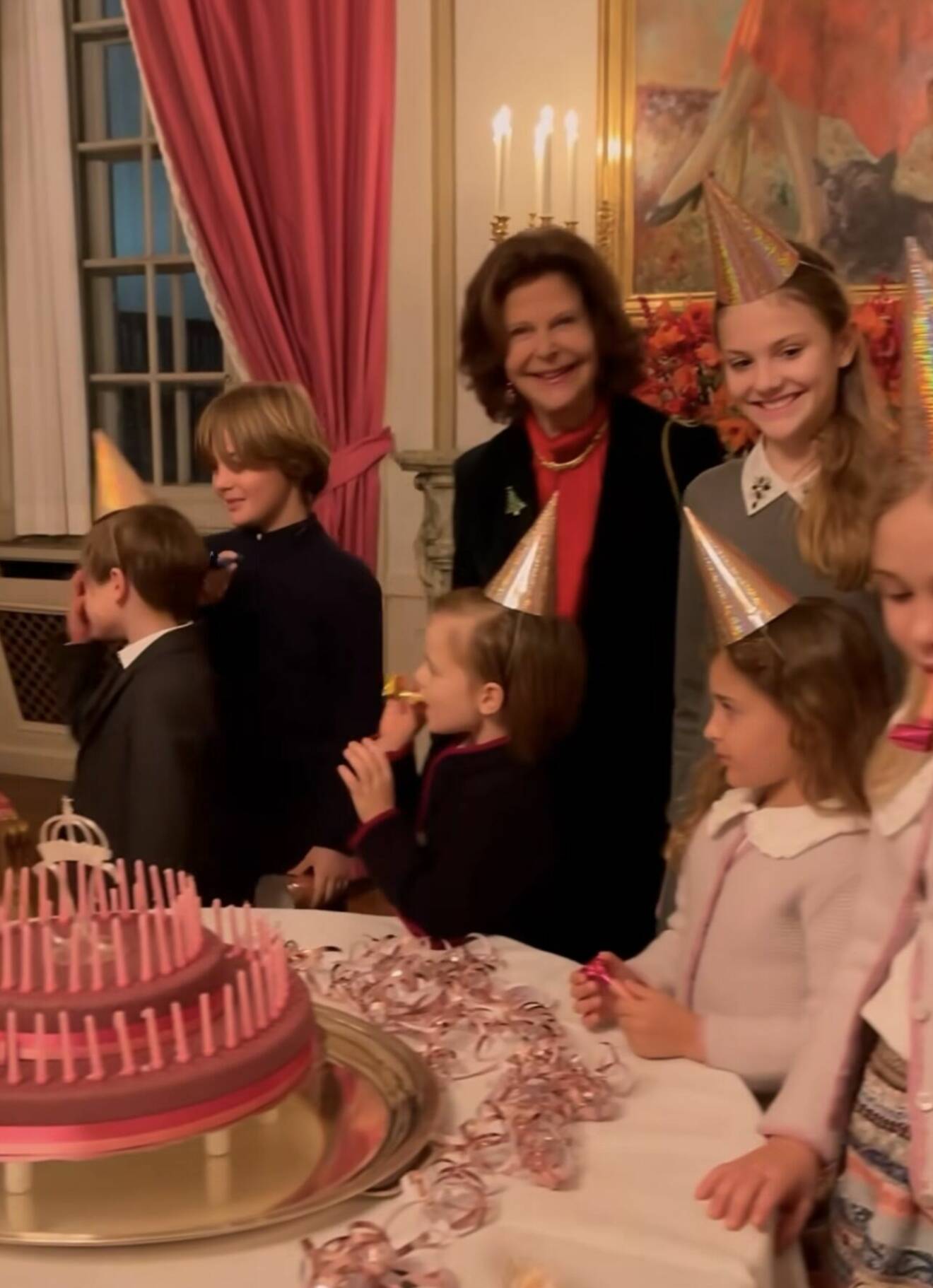 Drottning Silvia firas av barnbarnen
