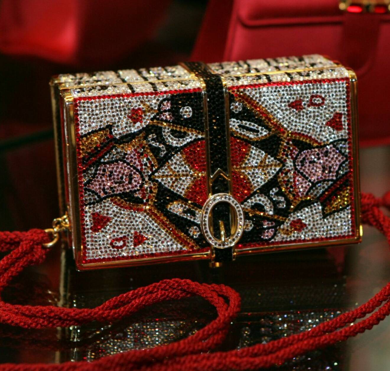 Drottning Silvias väska från Judith Leiber Couture med motiv Hjärter Dam