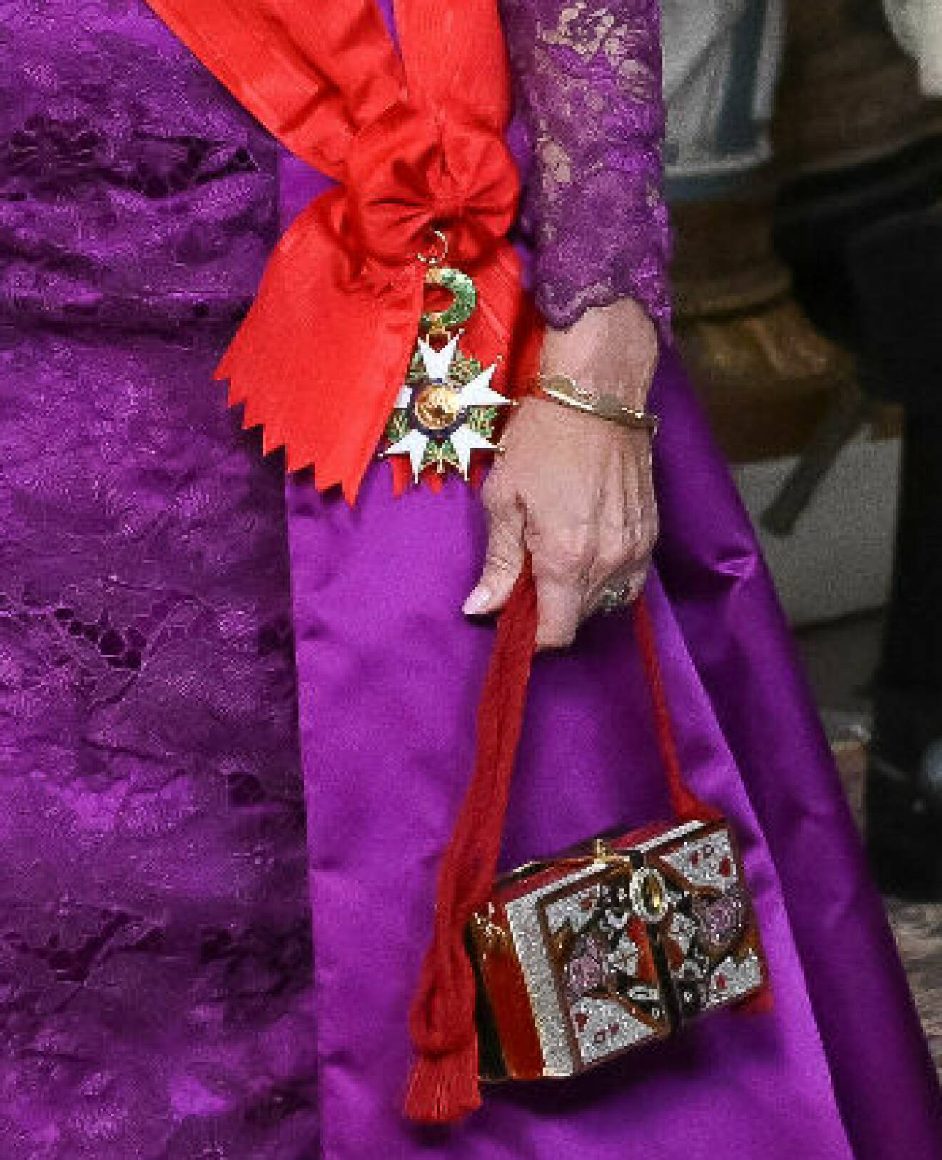 Drottning Silvias aftonväska från Judith Leiber Couture – kristallerna bildar spelkortet Hjärter Dam