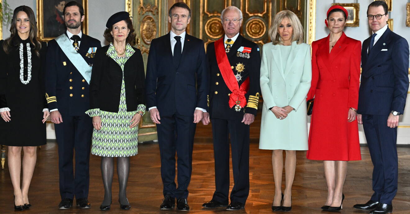 Prinsessan Sofia, prins Carl Philip, drottning Silvia, Frankrikes president Emmanuel Macron, kung Carl Gustaf , Brigitte Macron, kronprinsessan Victoria och prins Daniel poserar för en gruppbild på Kungliga slottet.