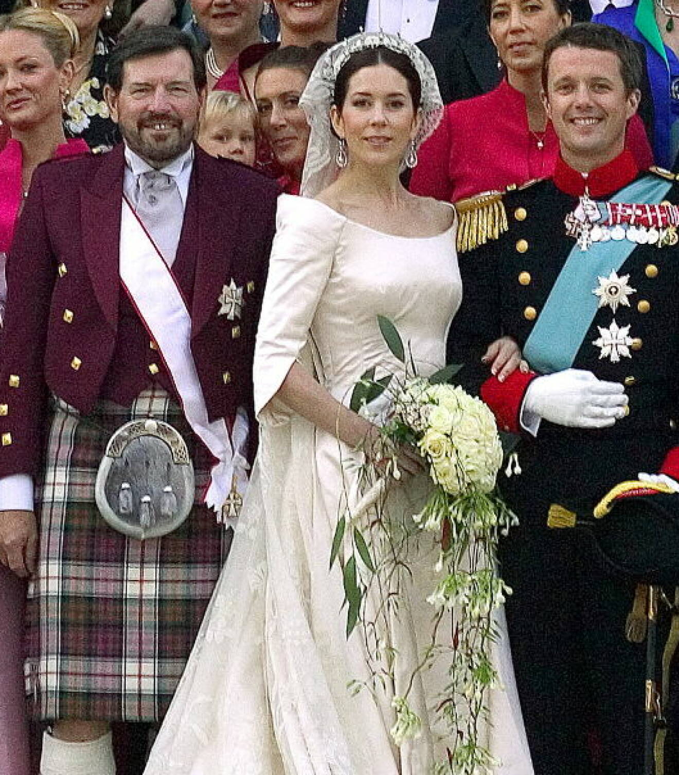 Drottning Mary och kung Frederik vid sitt bröllop 2004 tillsammans med Marys pappa John Donaldson