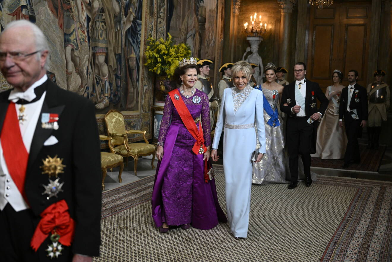 Drottning Silvia och Brigitte Macron anländer till galamiddagen på Stockholms slott