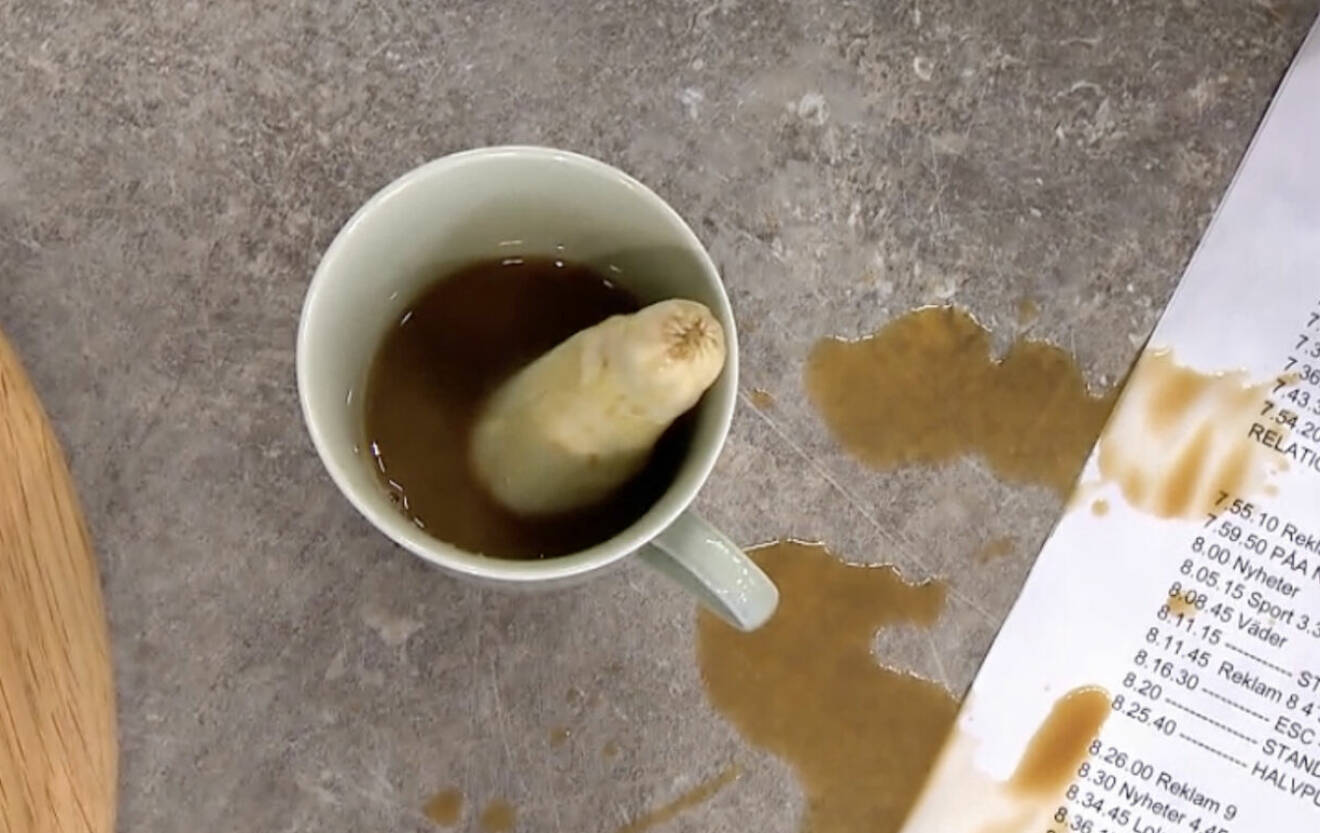 En bit sparris har trillat ner i en kaffekopp i Nyhetsmorgon