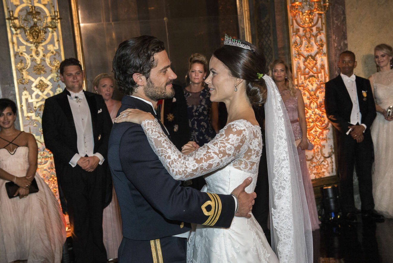 Sofia och Carl Philip dansar bröllopsvalsen i Karl XI:s galleri efter bröllopsmiddagen i Vita Havet på Kungliga slottet