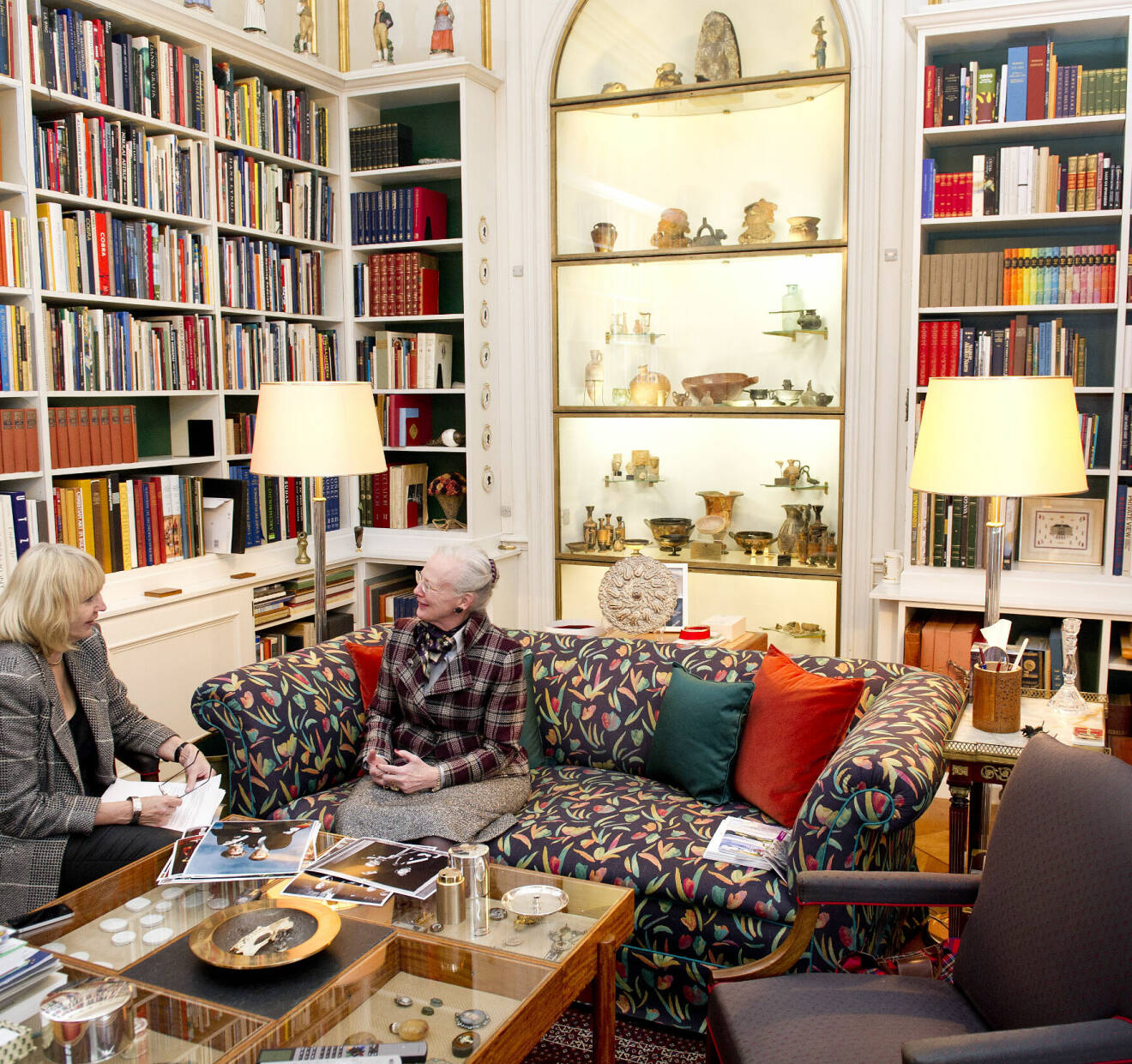 2011: Drottning Margrethe i sin privata våning på slottet Amalienborg tillsammans med Annelise Weimann, journalist på Billed-Bladet