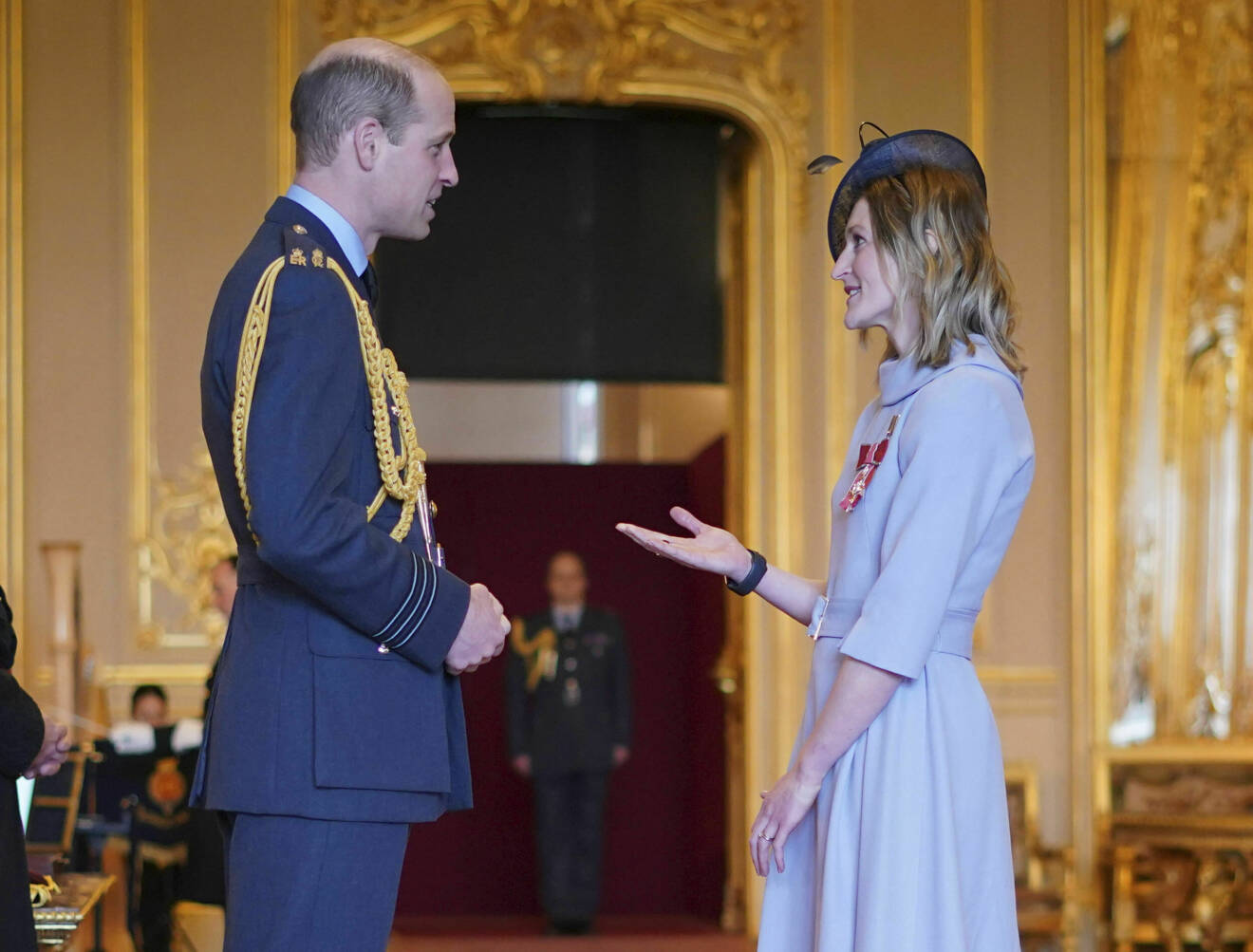Prins William på Windsor slott, som delar ut utmärkelser