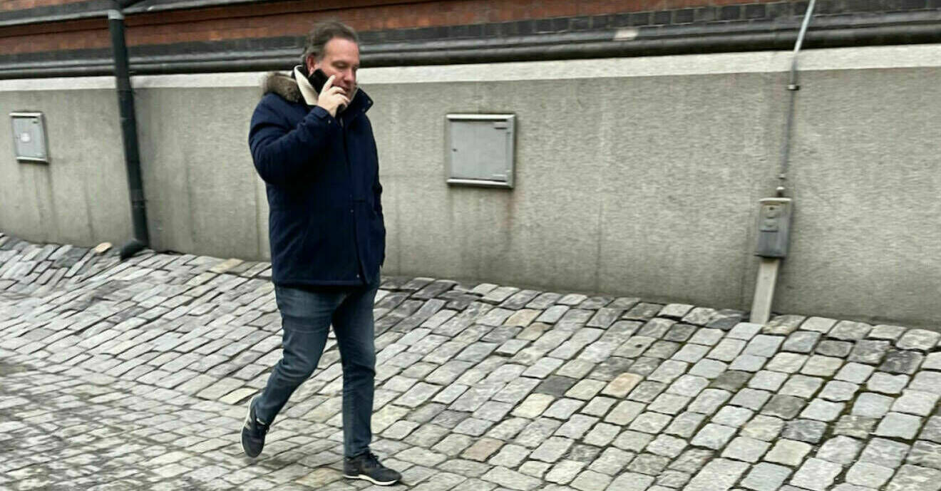 Chris O'Neill pratar i telefon på Stockholmsgator