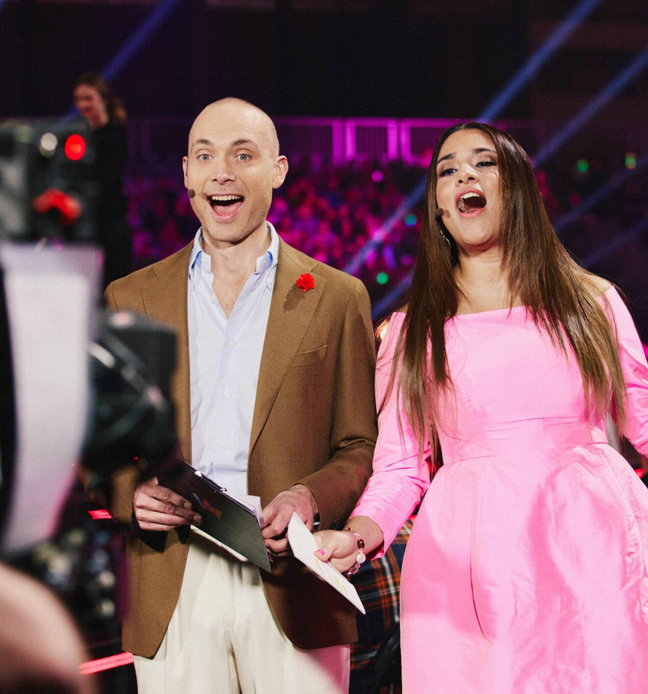 Jesper Rönndahl och Farah Abadi som ledde Melodifestivalen 2023