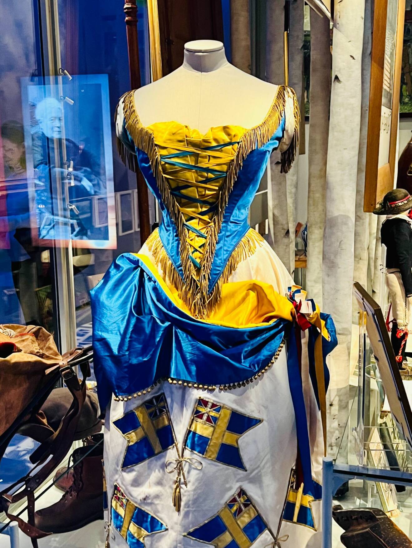 Blågul klänning i Nordiska museets nya utställning Nordbor
