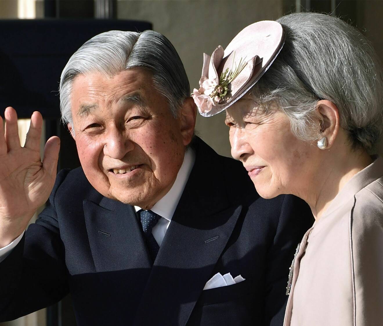 Japans tidigare kejsare Naruhito med sin fru Michiko