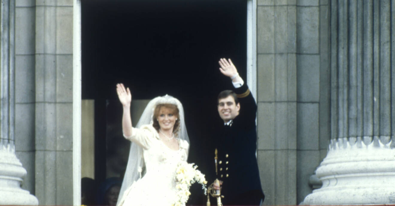 Sarah Ferguson och prins Andrew vinkar till den samlade folkmassan på sin bröllopsdag