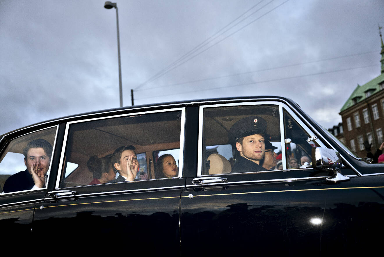 Danska kungabarnen i en limousine