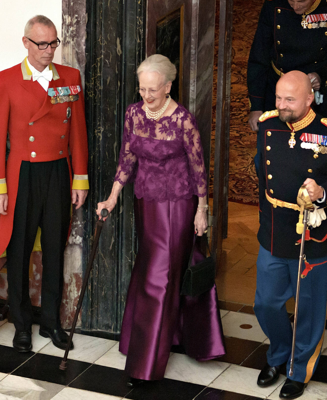 Drottning Margrethe i lila aftonklänning
