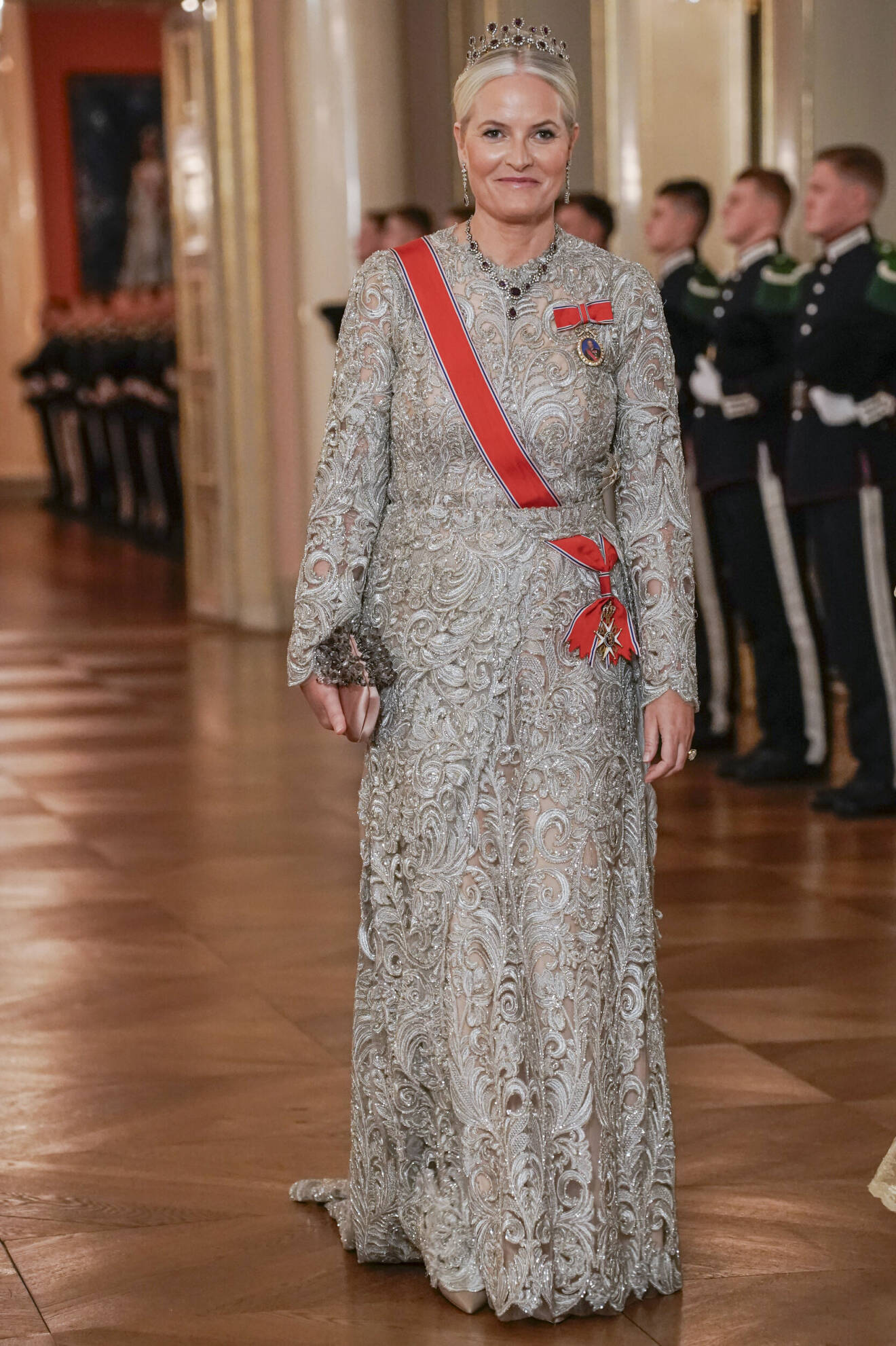 Kronprinsessan Mette-Marit i ljusgrön aftonklänning vid galamiddag gallamiddag under statsbesök från Tanzania