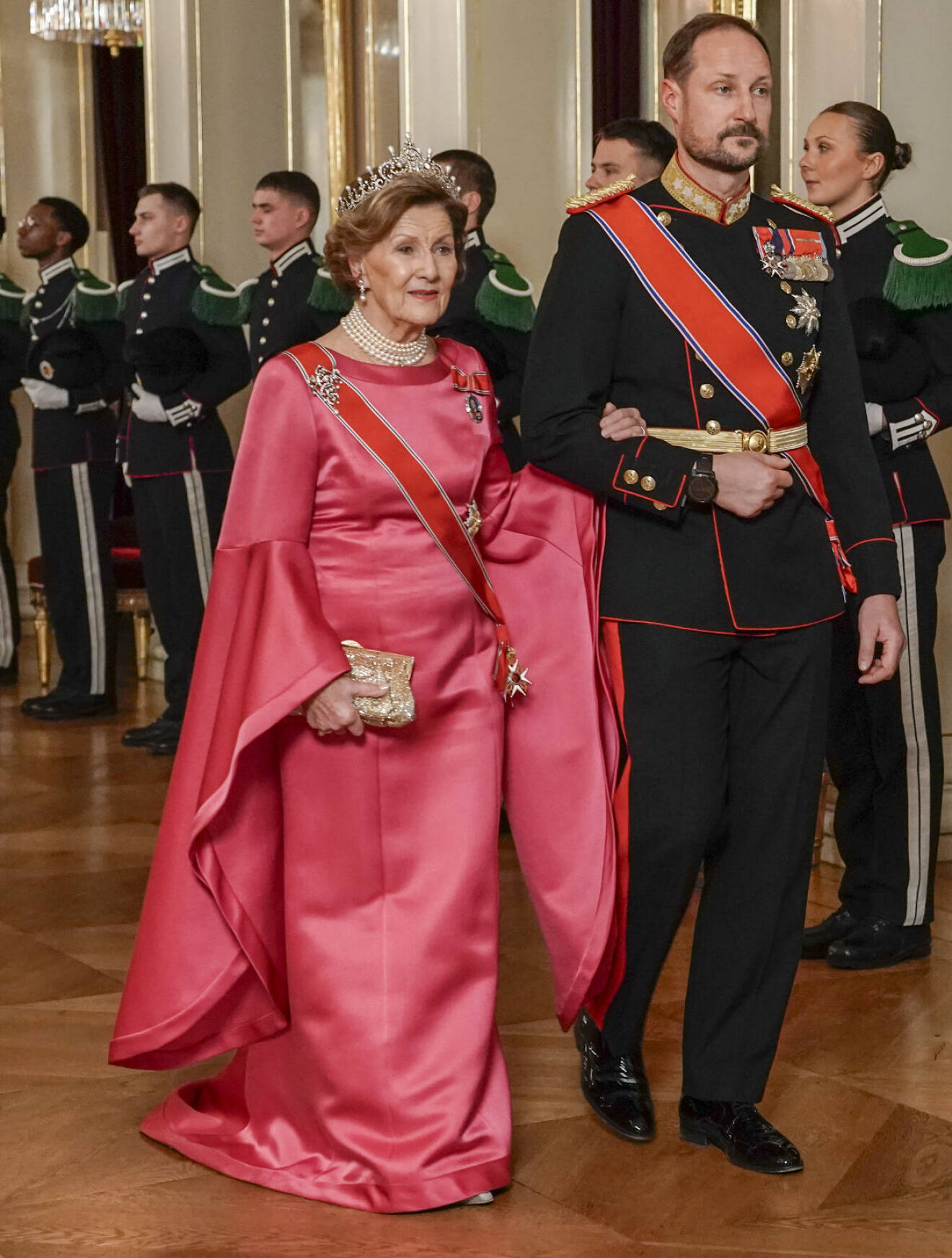Drottning Sonja i cerise galaklänning från Erik Mortensen vid galamiddag gallamiddag under statsbesök från Tanzania