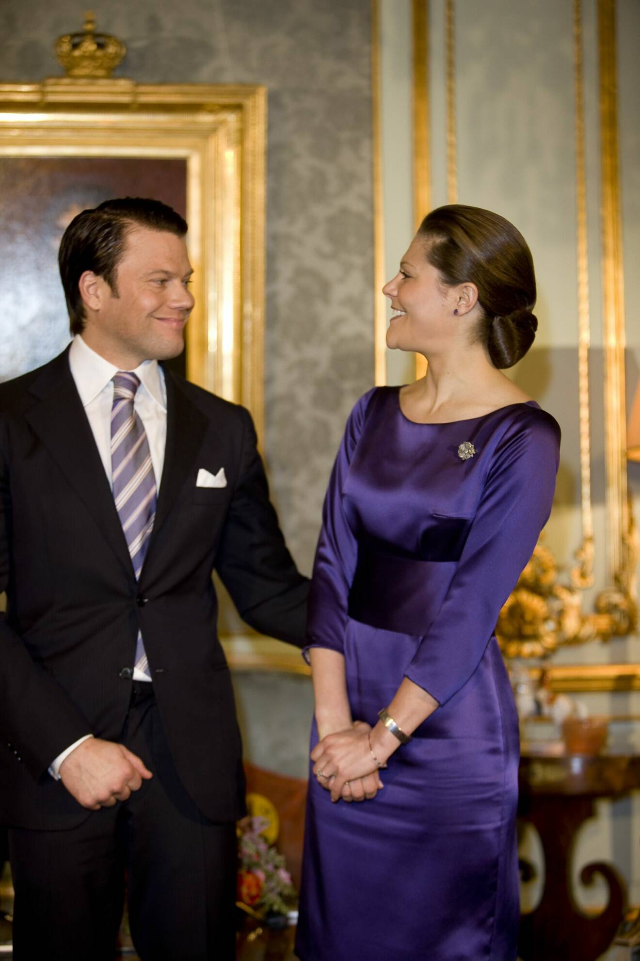 Kronprinsessan Victoria och prins Daniel vid pressträffen på slottet efter förlovningen 2009