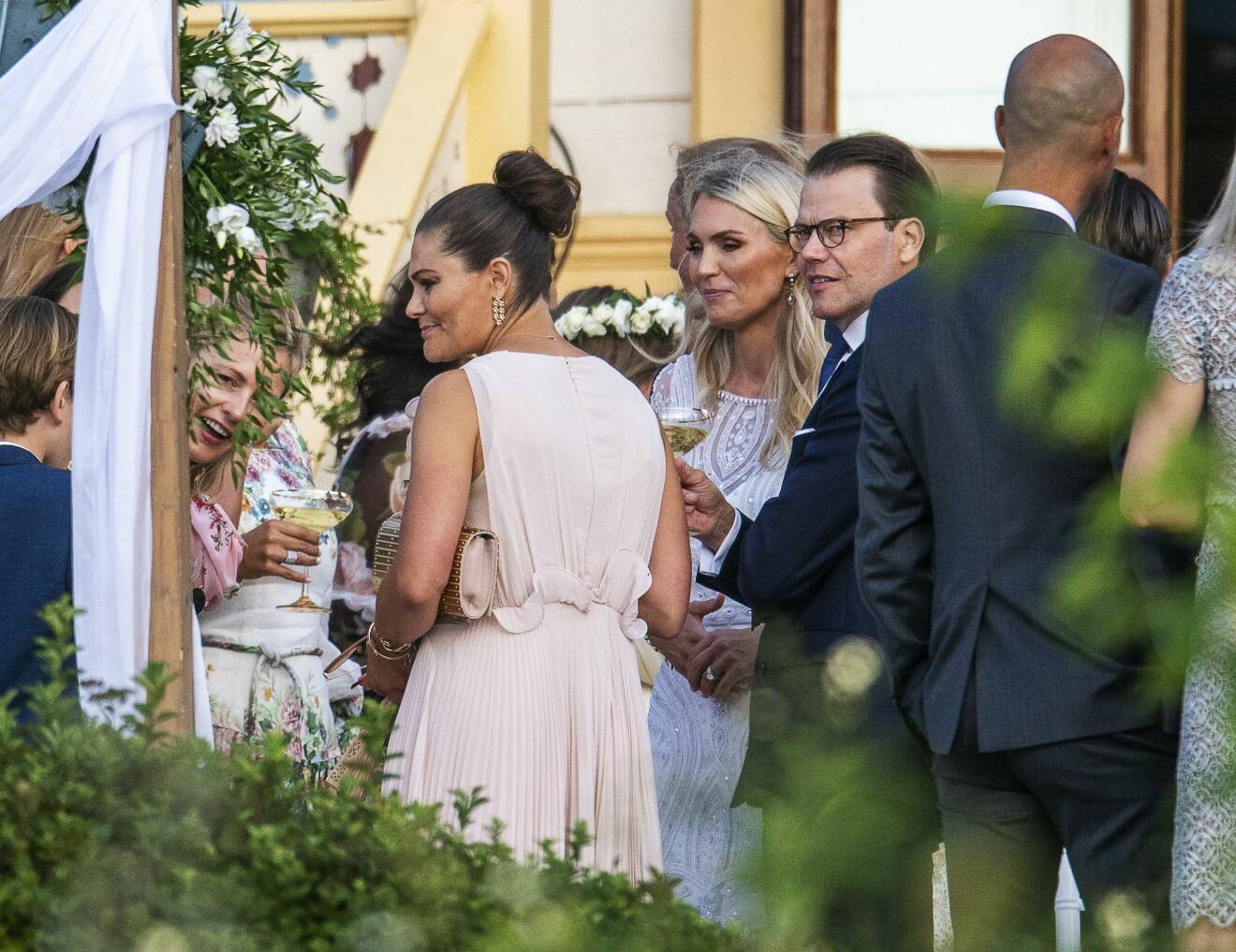 Kronprinsessan Victoria och prins Daniel på Andrea Brodins och Cedric Notz bröllop på Villa Loviseberg