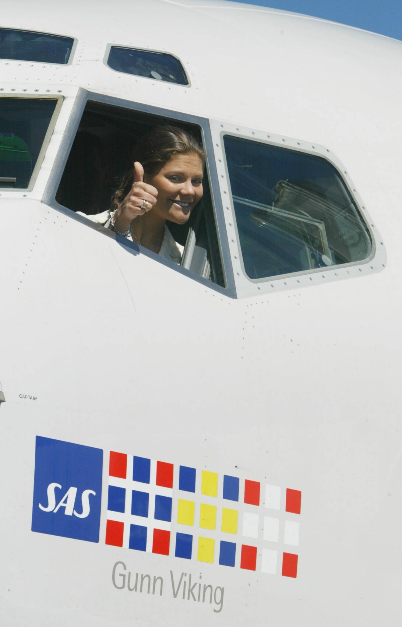 Kronprinsessan Victoria i cockpit på ett flygplan som gör tummen upp