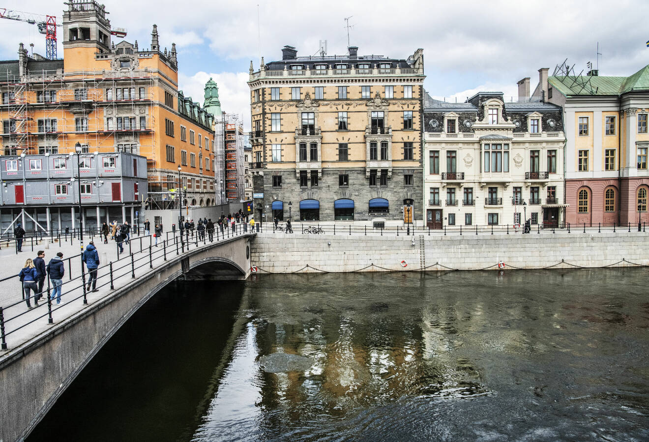 Regeringskvarteren i Stockholm med Rosenbad till vänster och Kvarteret Lejonet till höger.