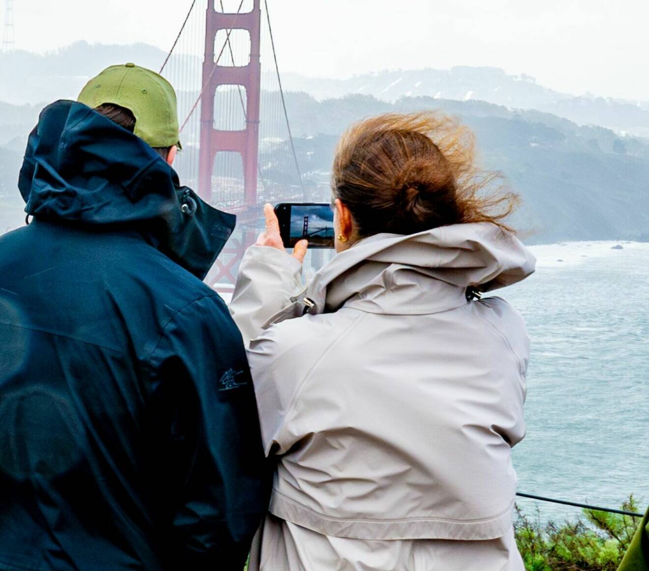 Kronprinsessan Victoria tar en mobilbild på Golden Gate Bridge i San Fransisco