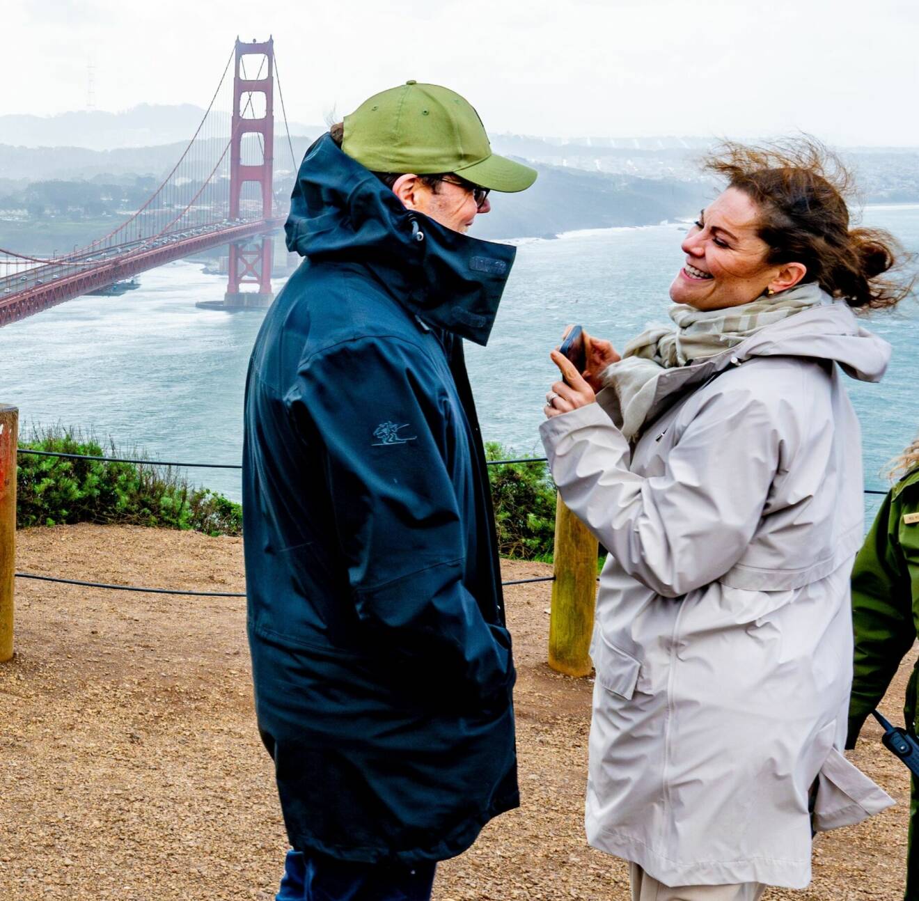 Kronprinsessan Victoria och prins Daniel framför Golden Gate Bridge i San Fransisco
