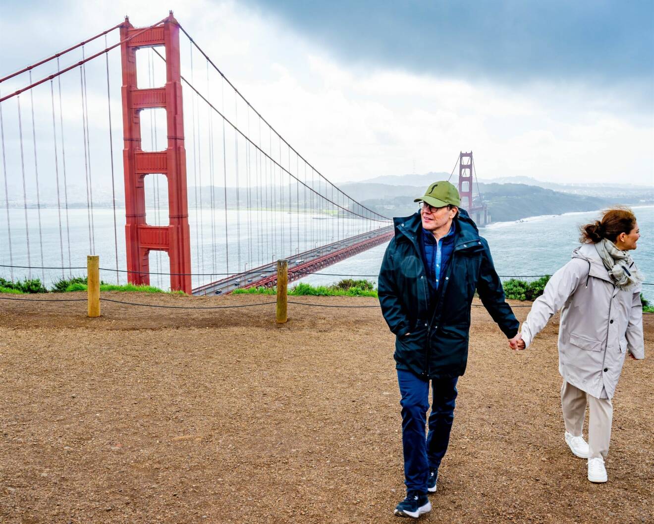 Prins Daniel och kronprinsessan Victoria håller varandra i handen vid Golden Gate-bron