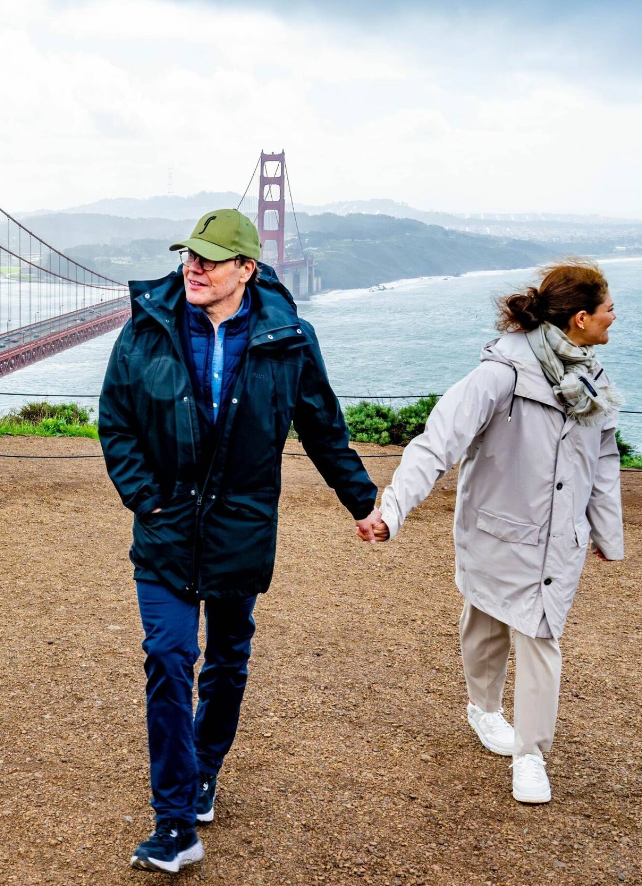 Kronprinsessan Victoria och prins Daniel hand i hand vid Golden Gate i San Fransisco
