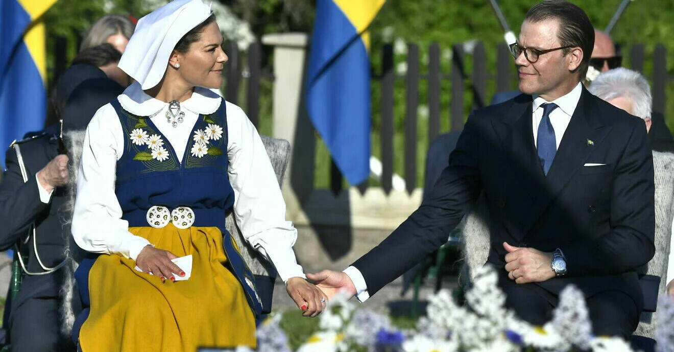 Kronprinsessan Victoria och prins Daniel håller handen på Skansen