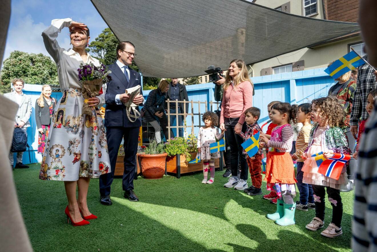 Kronprinsessan Victoria och prins Daniel med barnen på Scandinavian School i San Fransisco