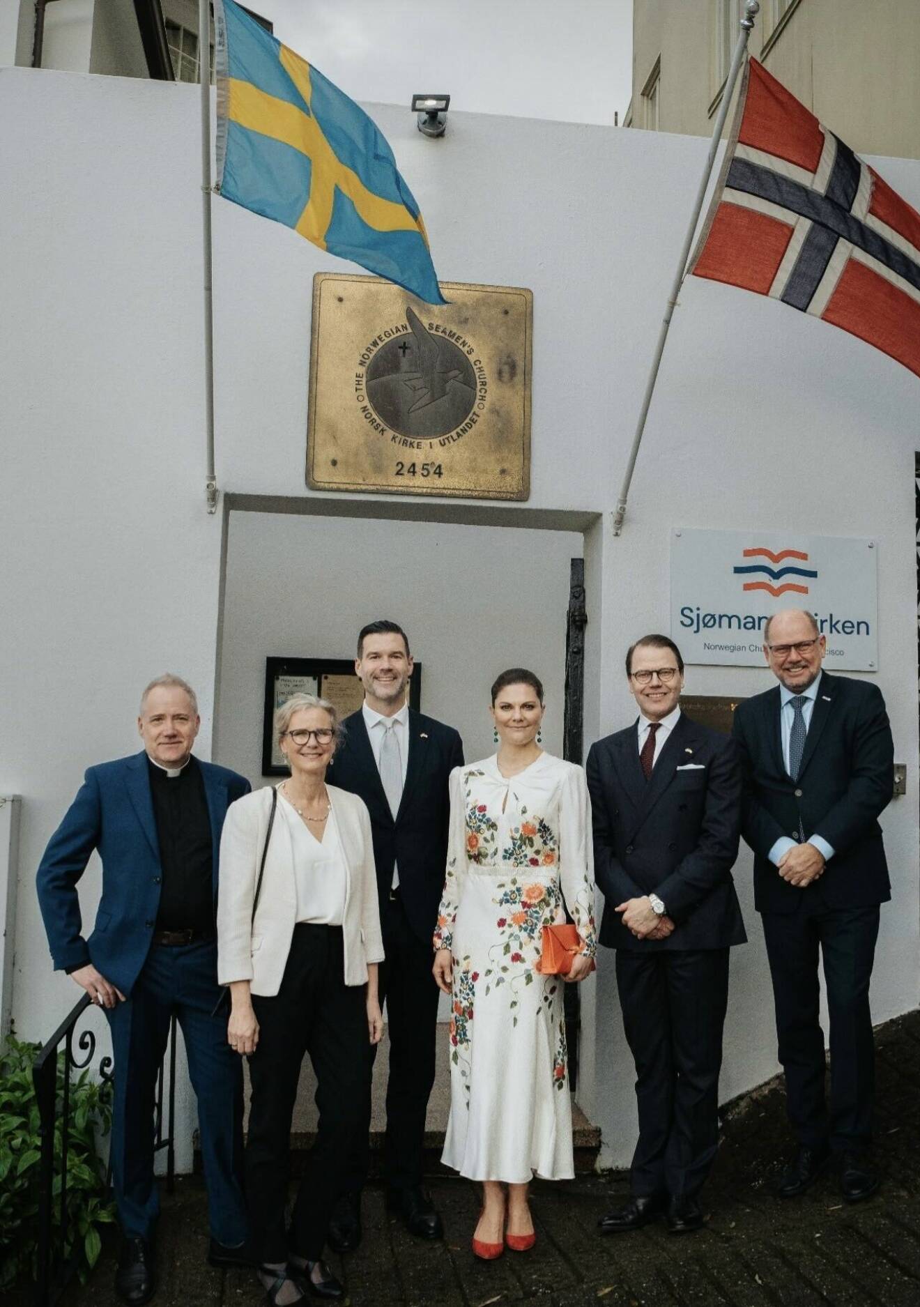 Kronprinsessan Victoria och prins Daniel med kyrkoherden, generalkonsuln, utrikeshandelsminister Johan Forssell och Sveriges ambassadör Urban Ahlin.