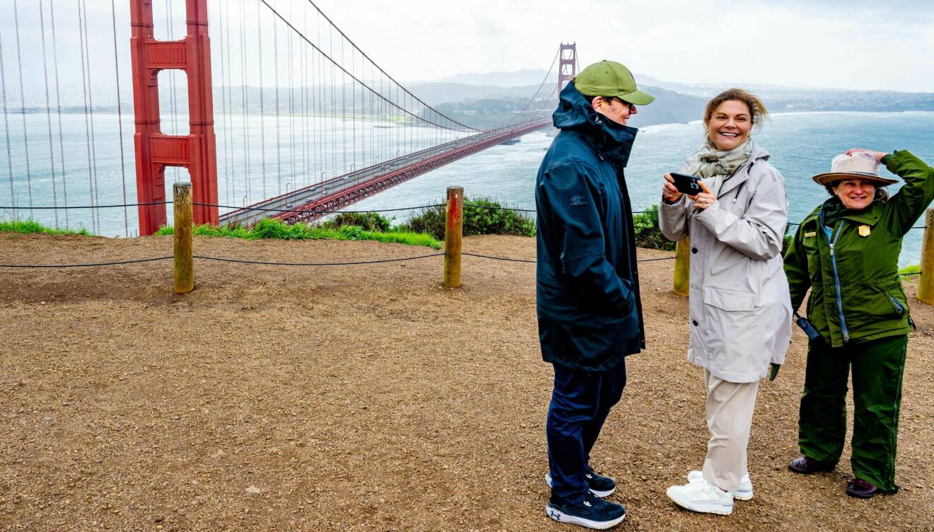 Kronprinsessan Victoria fotograferar Golden Gate-bron med sin mobil