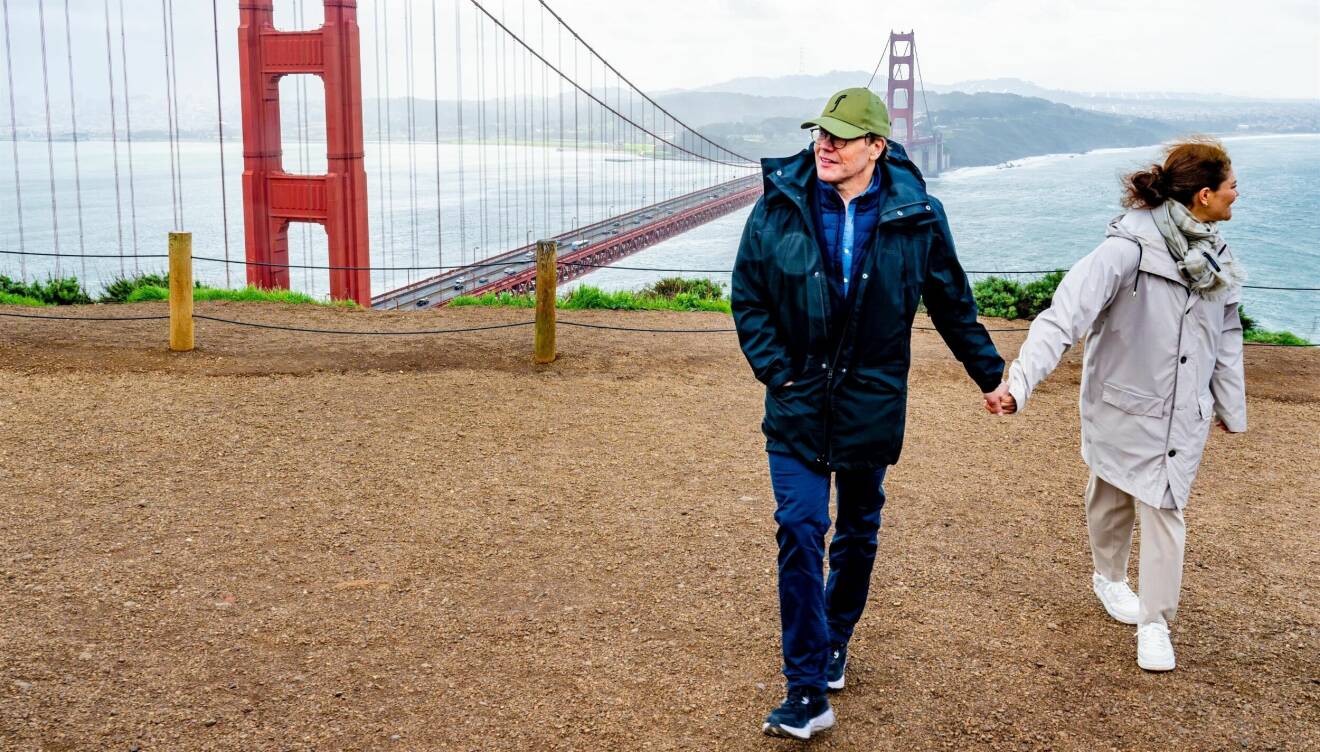 Prins Daniel och kronprinsessan Victoria håller handen framför Golden Gate-bron