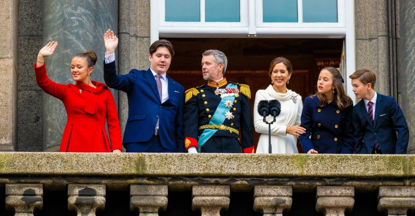 Danska kronprinsfamiljen vinkar från slottsbalkongen