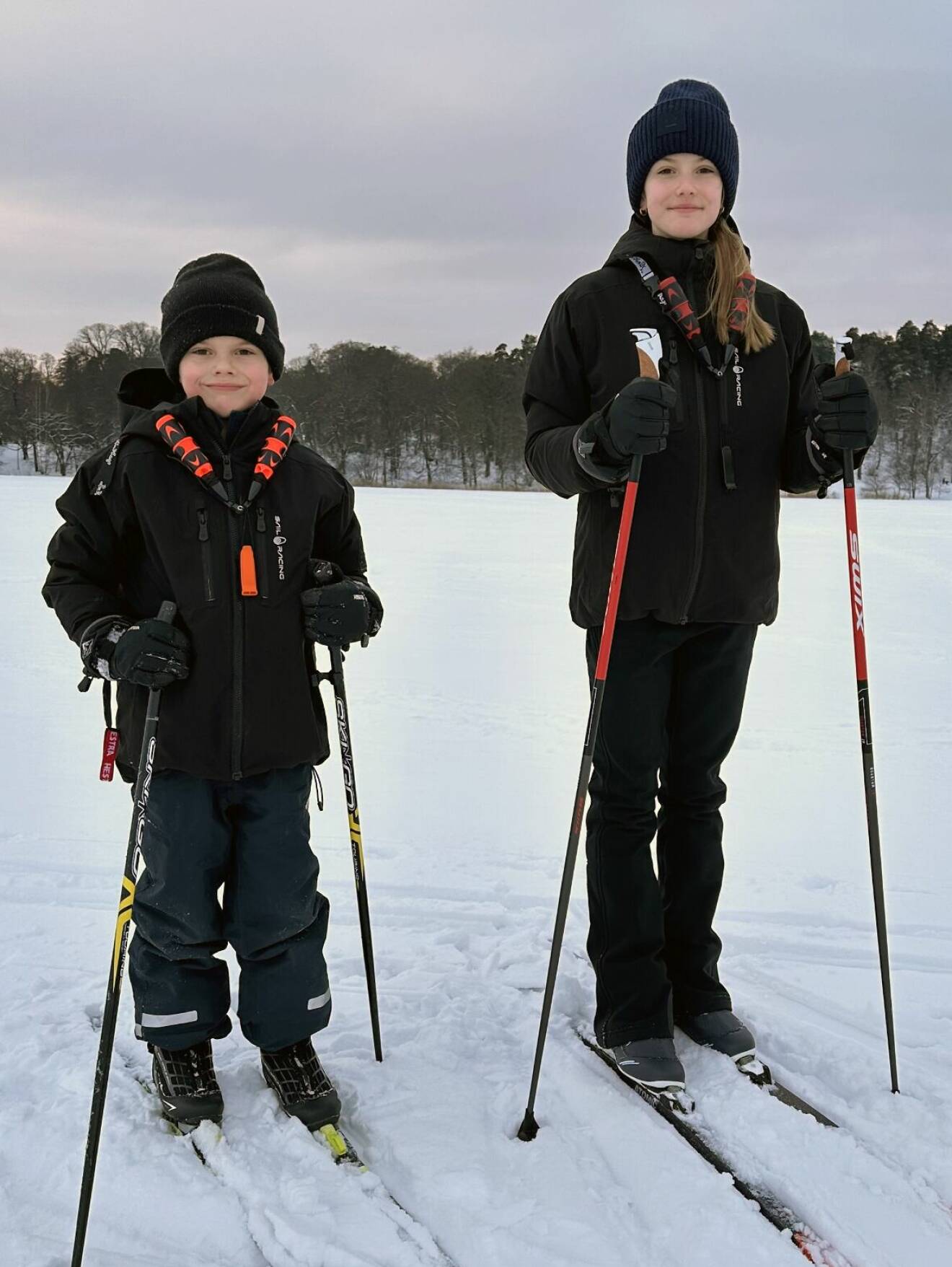Prins Oscar och prinsessan Estelle åker skidor på Brunnsviken utanför Haga