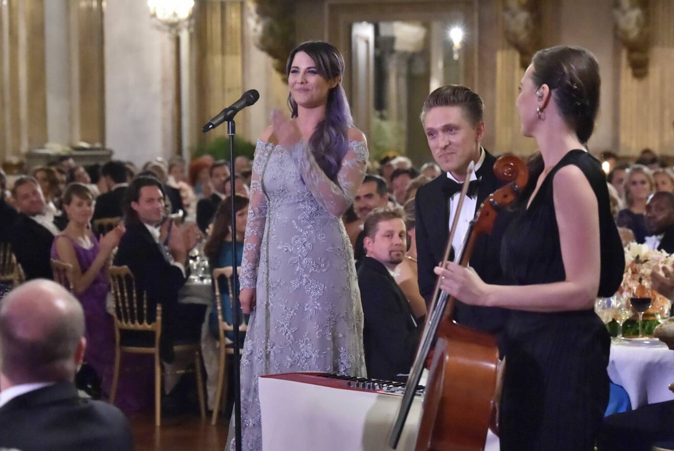 Molly Sandén och Danny Saucedo framför prinsessan Sofias sång till Carl Philip under bröllopsmiddagen i Vita Havet på Kungliga slottet.