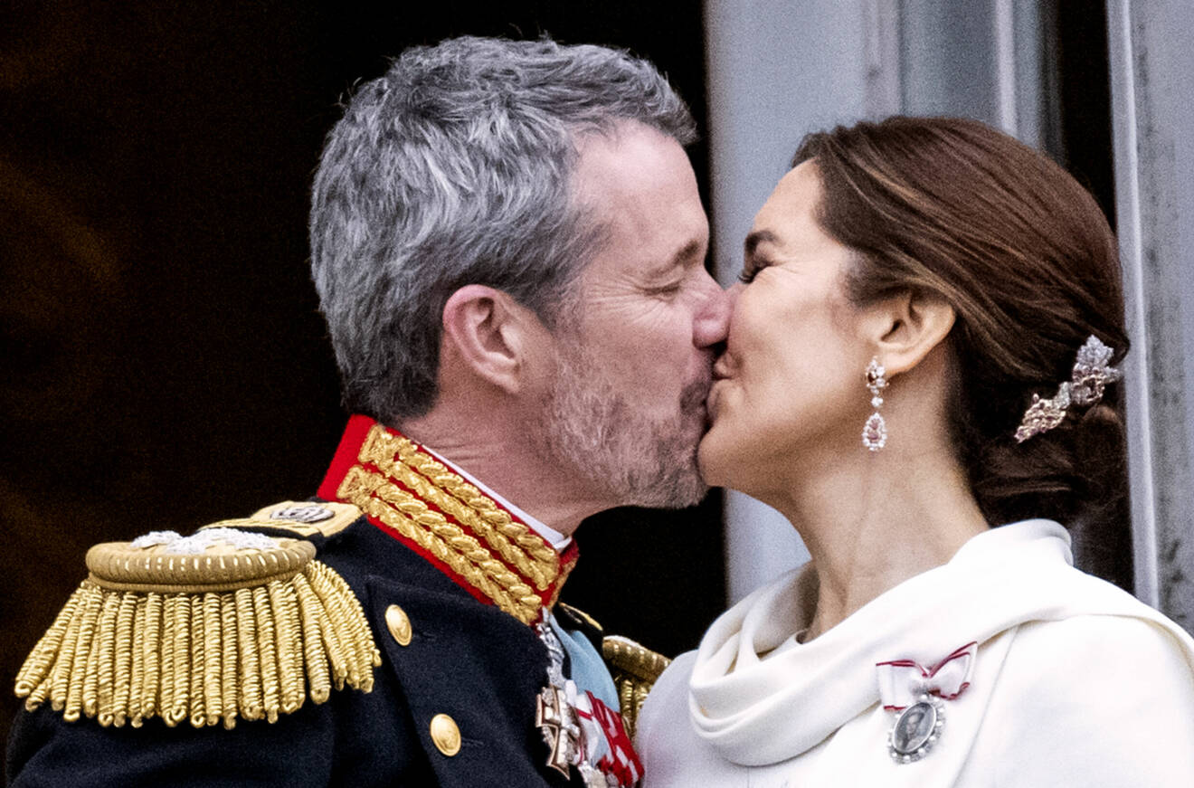 Kung Frederik och drottning Mary av Danmark kyss.