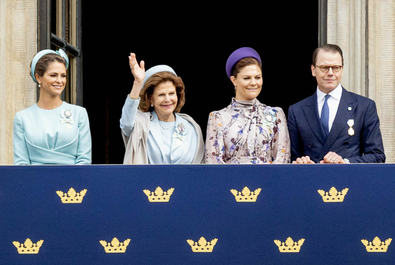 Prinsessan Madeleine, drottning Silvia, kronprinsessan Victoria och prins Daniel på balkongen på slottet