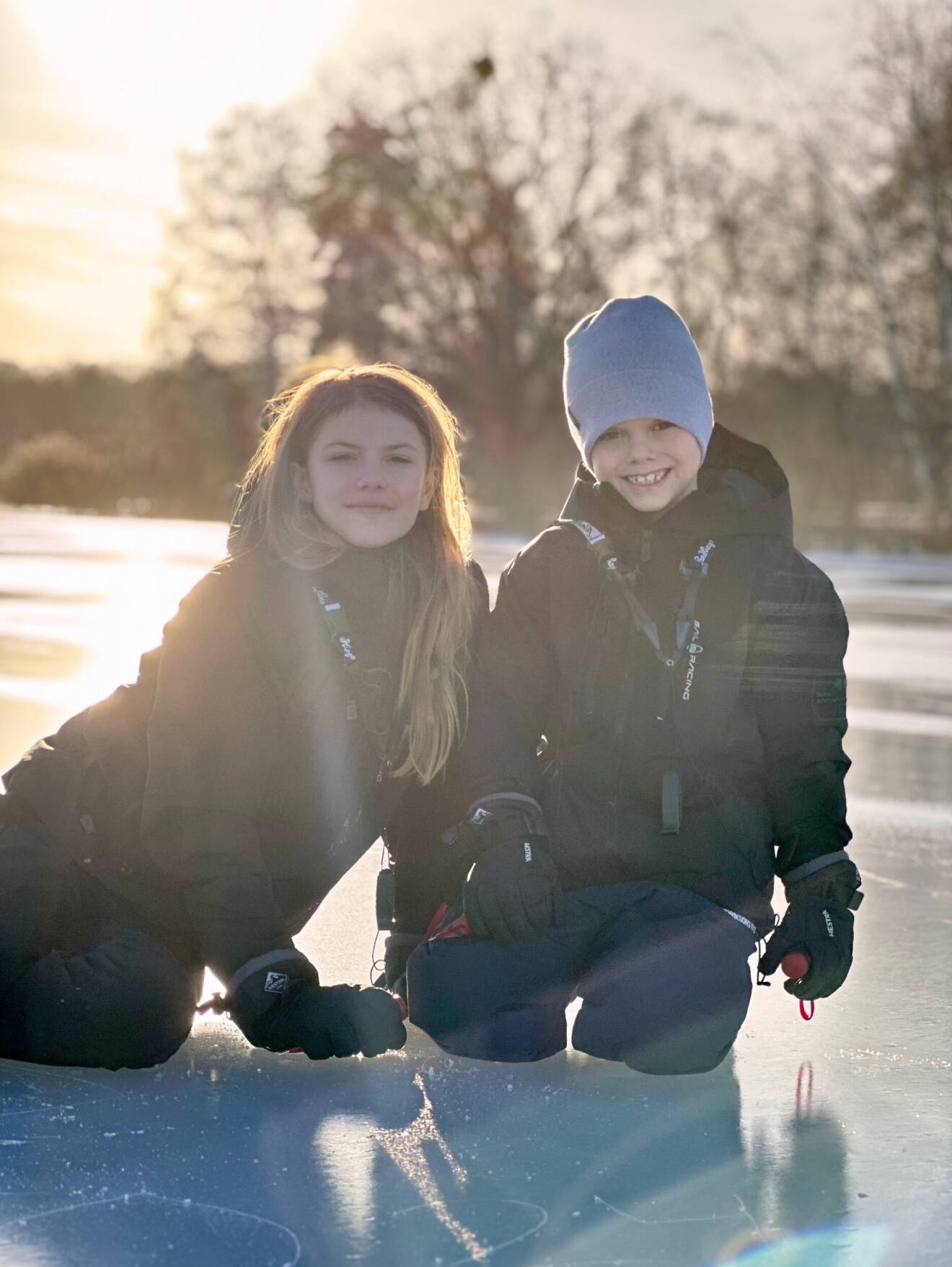 Prinsessan Estelle och prins Oscar utomhus på isen