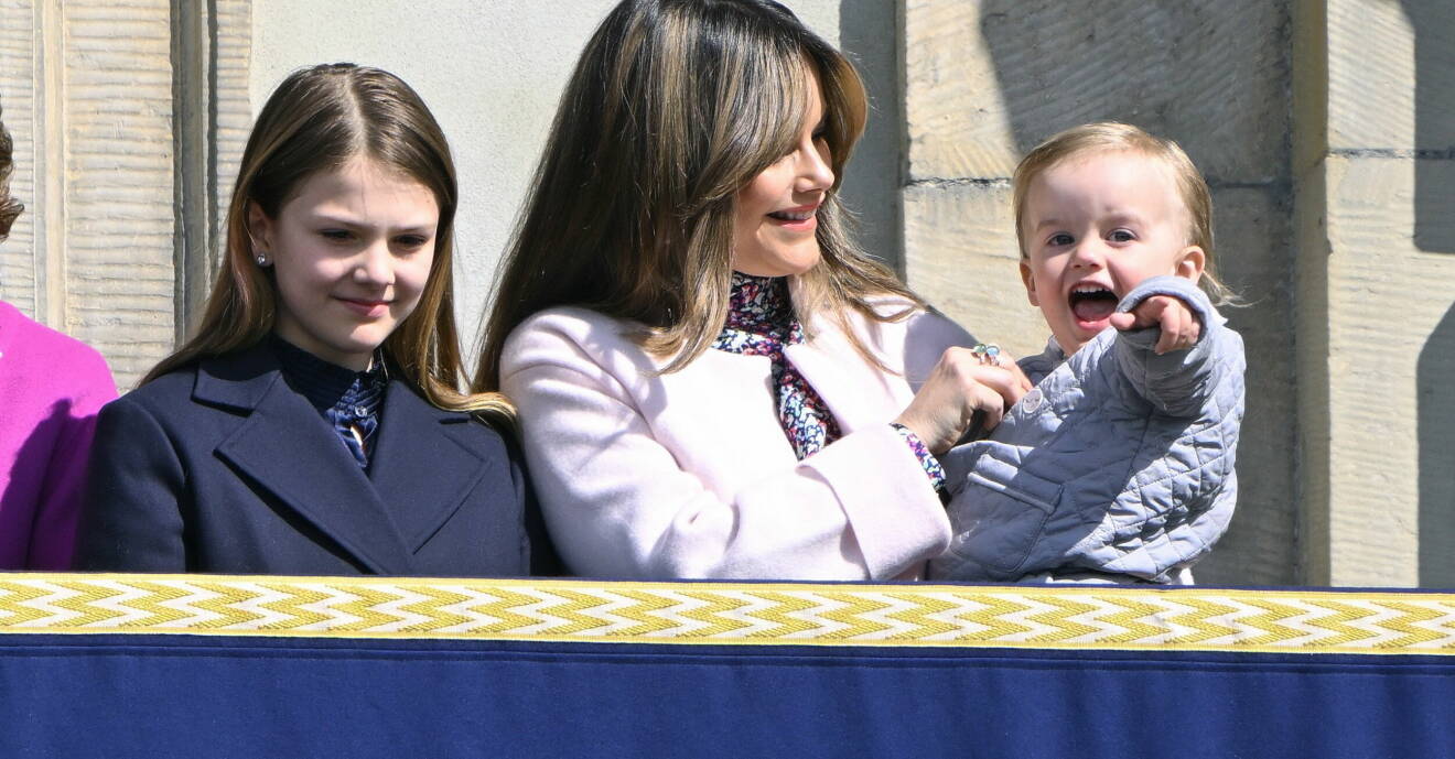 Prinsessan Sofia ler mot prins Julian i sin famn