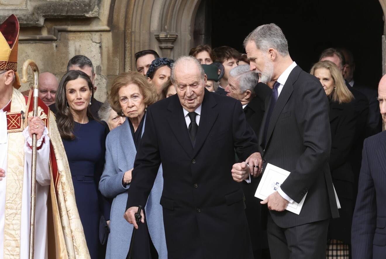 Spanska kungafamiljen vid minnesceremoni för kung Konstantin på Windsor Castle