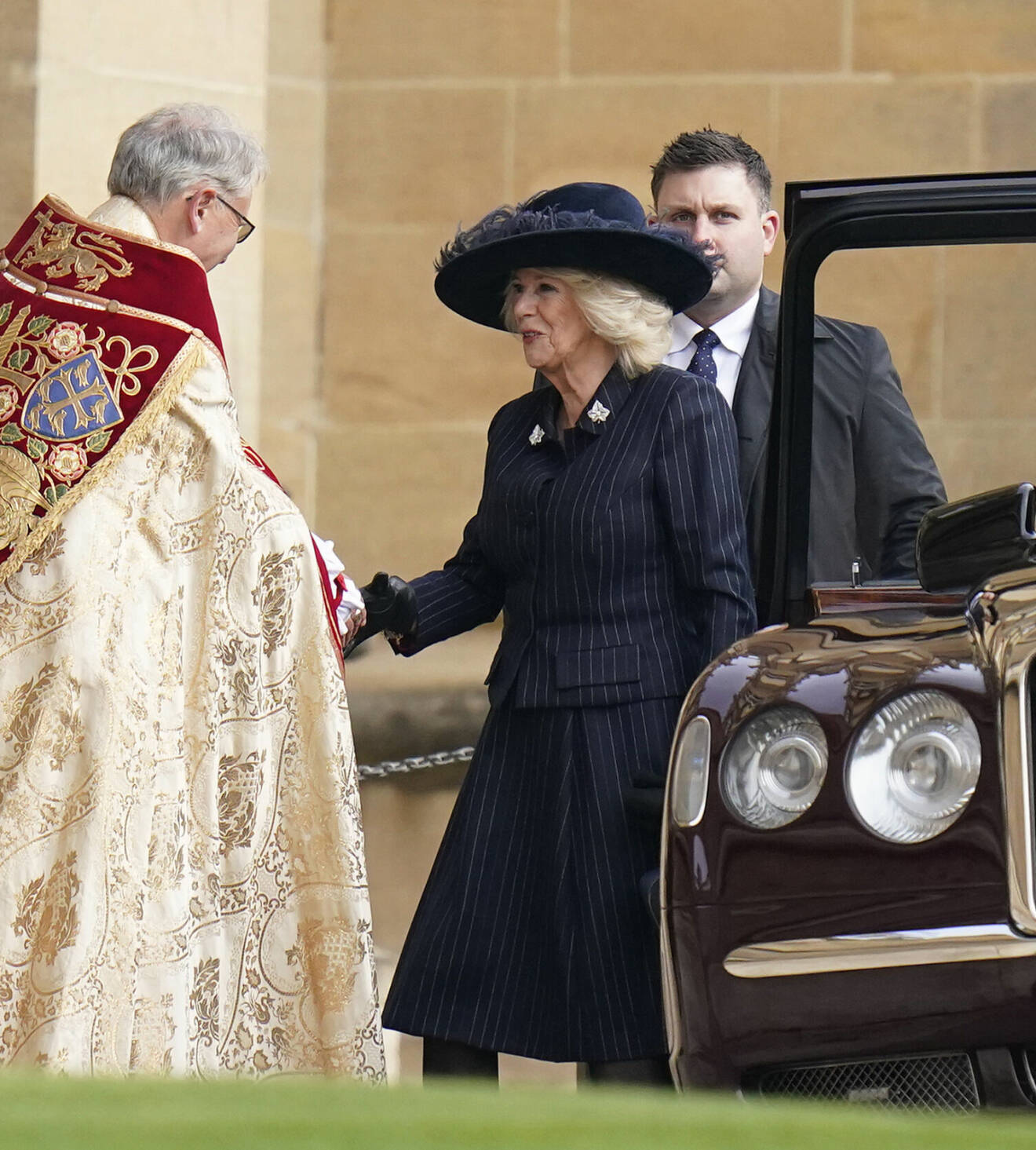Drottning Camilla utan kung Charles vid minnesgudstjänst för kung Konstantin på Windsor Castle